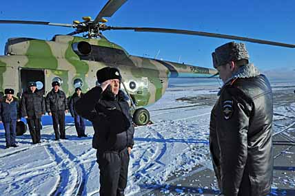 Командир авиационного отряда специального назначения – начальник авиации УМВД России по Чукотскому АО Владислав Ляшенко доложил начальнику УМВД России по Чукотскому АО Аясу Кандану об успешном выполнении перелёта из Якутии на Чукотку. ФОТО: МИХАИЛ ГЕРМАШОВ