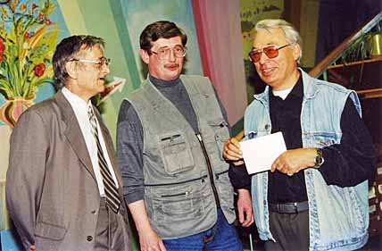 Юрий Рытхэу (справа) во время литературного конкурса его имени делится впечатлением от присланных рукописей с корреспондентом газеты «Крайний Север» Виктором Ларионовым (в центре) и первым лауреатом литературной премии поэтом и журналистом Андреем Гажа. Анадырь, 2002 год. ФОТО: МИХАИЛ ГЕРМАШОВ Юрий Рытхэу (справа) во время литературного конкурса его имени делится впечатлением от присланных рукописей с корреспондентом газеты «Крайний Север» Виктором Ларионовым (в центре) и первым лауреатом литературной премии поэтом и журналистом Андреем Гажа. Анадырь, 2002 год. ФОТО: МИХАИЛ ГЕРМАШОВ