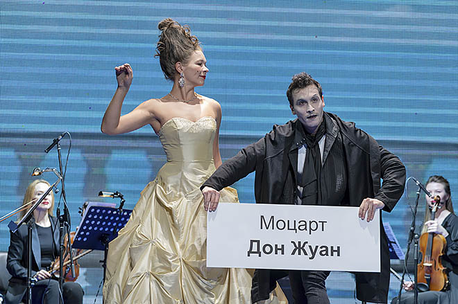 Великолепное сопрано Ксении Муслановой и пластичная игра «чёрного человека» (актёр Александр Хотенов) добавили спектаклю глубины и зрелищности. ФОТО: ЗЕМФИРА АЗАМАТОВА Великолепное сопрано Ксении Муслановой и пластичная игра «чёрного человека» (актёр Александр Хотенов) добавили спектаклю глубины и зрелищности. ФОТО: ЗЕМФИРА АЗАМАТОВА