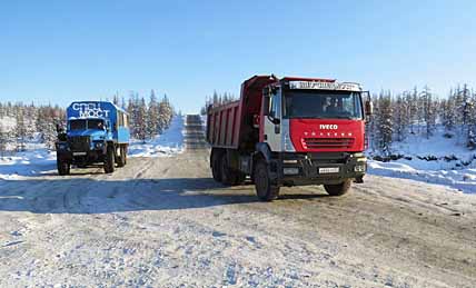 Доставка грунта для отсыпки трассы осуществляется в две смены, чтобы успеть завершить работы к намеченному сроку. Доставка грунта для отсыпки трассы осуществляется в две смены, чтобы успеть завершить работы к намеченному сроку.