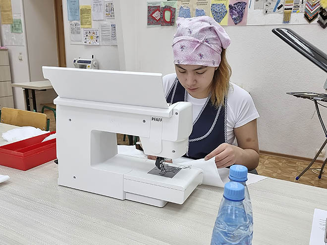 В компетенции «швея» среди студентов в первый день соревнований выступила первокурсница Чукотского полярного техникума Валентина Номчайвына. ФОТО: ИЗ АРХИВА ЧУКОТСКОГО ПОЛЯРНОГО ТЕХНИКУМА