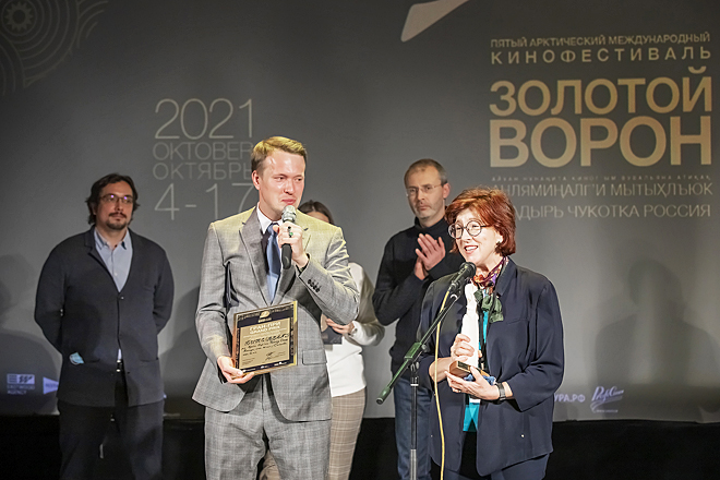 Статуэтка «Большого Золотого ворона» вручена послу Канады в России Элисон Леклер, которая передаст её обладателю Гран-при фестиваля режиссёру фильма «Бинс» Трейси Дир. ФОТО: ВАДИМ МАТВЕИЧЕВ Статуэтка «Большого Золотого ворона» вручена послу Канады в России Элисон Леклер, которая передаст её обладателю Гран-при фестиваля режиссёру фильма «Бинс» Трейси Дир. ФОТО: ВАДИМ МАТВЕИЧЕВ