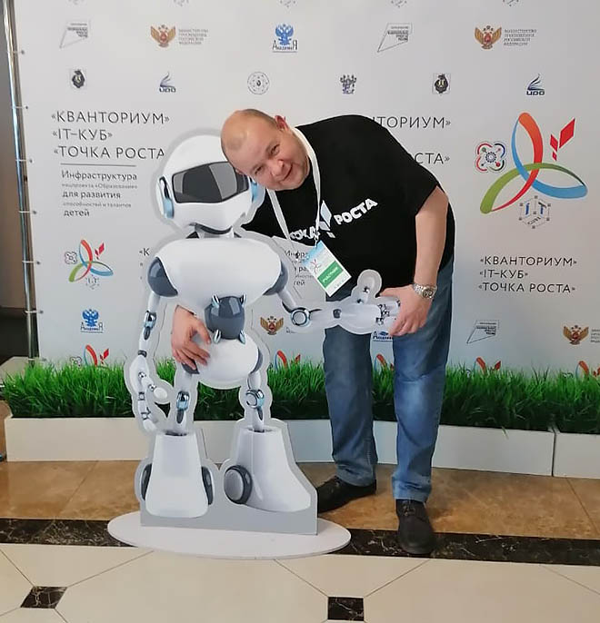 Организатор окружного фестиваля робототехники Александр Кузьмич незадолго до его старта принял участие в дальневосточном форуме педагогов «Точек роста» вместе с ещё пятью представителями Чукотки. ФОТО: ИЗ АРХИВА АЛЕКСАНДРА КУЗЬМИЧА