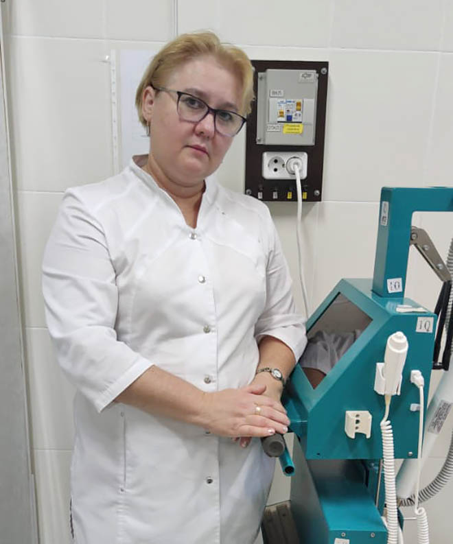 И. о. главного врача участковой больницы села Усть-Белая Наталья Власова проводит рентгенологическое обследование сельчан на отремонтированном аппарате. ФОТО: ИЗ АРХИВА НАТАЛЬИ ВЛАСОВОЙ