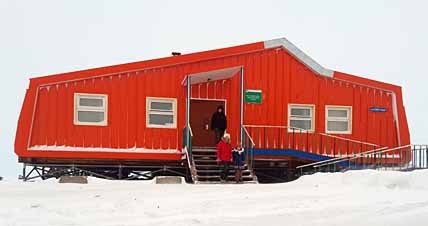 Медики вели приём сельчан в фельдшерско-акушерском пункте. С самого начала его работы, в 2007 году, за здоровьем местных жителей следит фельдшер Алёна Шевцова.