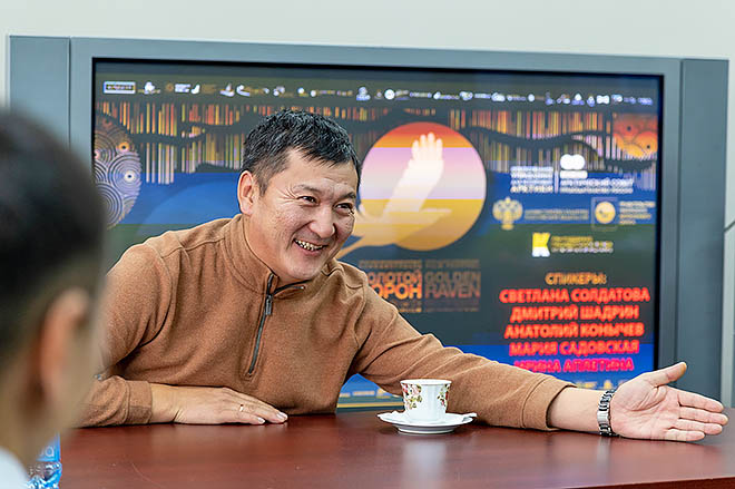 Дмитрий Шадрин: «Вам на Чукотке нужно начинать работать самостоятельно, не ждать, пока откроется киностудия «Чукотфильм». ФОТО: ЗЕМФИРА АЗАМАТОВА Дмитрий Шадрин: «Вам на Чукотке нужно начинать работать самостоятельно, не ждать, пока откроется киностудия «Чукотфильм». ФОТО: ЗЕМФИРА АЗАМАТОВА