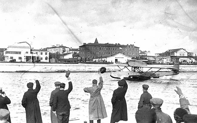 19 сентября 1936 года самолёт Василия Молокова Дорнье «Валь» «СССР Н-2», впервые преодолев всю трассу Севморпути от Берингова пролива до Архангельска, приводнился на Москве-реке напротив трибун парка имени Горького.