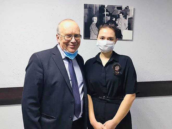 Ведущий игры Юрий Вяземский, который всячески поддерживал молодёжь, сфотографировался на память с Ксенией Голохвастовой. ФОТО: ИЗ АРХИВА КСЕНИИ ГОЛОХВАСТОВОЙ