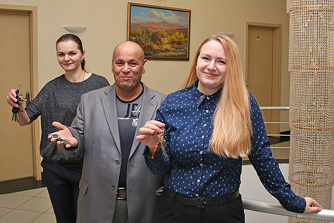 Первыми получателями ключей от квартир стали Залина Цараева, многодетный отец семейства Саид Ахмедов и Кристина Слободенюк с мужем и годовалым сыном. ФОТО: ВАДИМ МАТВЕИЧЕВ