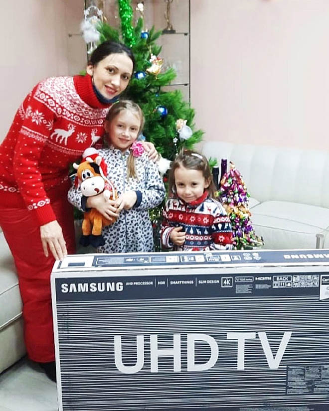 В прошлом году первое место  в конкурсе взял дуэт  Светланы  и Софьи Матюшиных.  Тогда на конкурс поступило 20 заявок: призёры получили  по телевизору, а остальных участников отметили памятными подарками  от «Пурги». ФОТО:  ИЗ АРХИВА  РАДИО ПУРГА