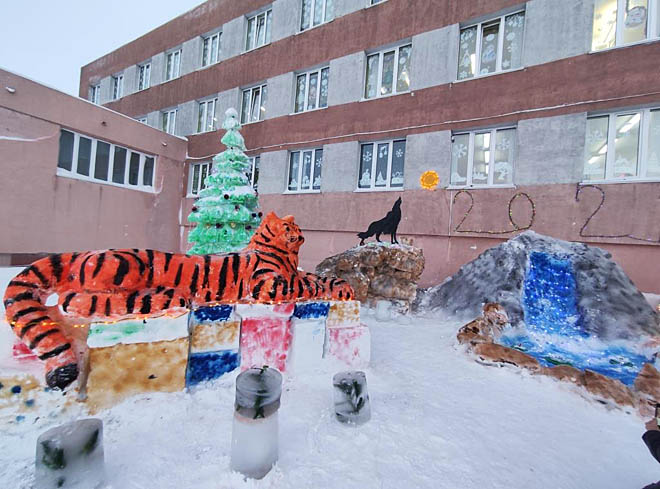 Школа села Лорино создала свою композицию, в которой особенно выделяется тигр внушительных размеров.  ФОТО: ИЗ АРХИВА УЧАСТНИКОВ КОНКУРСА