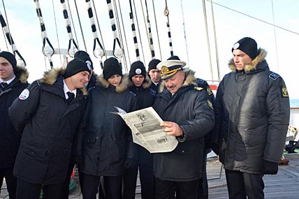 В Певеке капитан барка Виктор Николин и курсанты не упустили возможности ознакомиться с материалом «Крайнего Севера», повествующем об их пребывании в Эгвекиноте. В Певеке капитан барка Виктор Николин и курсанты не упустили возможности ознакомиться с материалом «Крайнего Севера», повествующем об их пребывании в Эгвекиноте.
