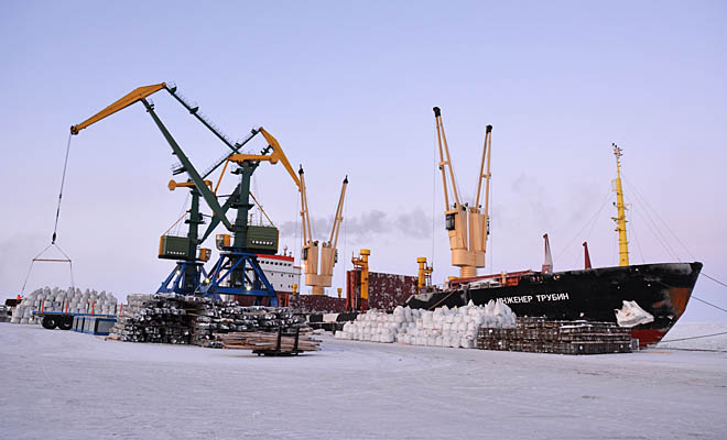 Портовики Певека первым обработали сухогруз «Юрий Аршеневский», вслед за ним завершили разгрузку «Инженера Трубина», а в конце к причалу стал «Полар Кинг».