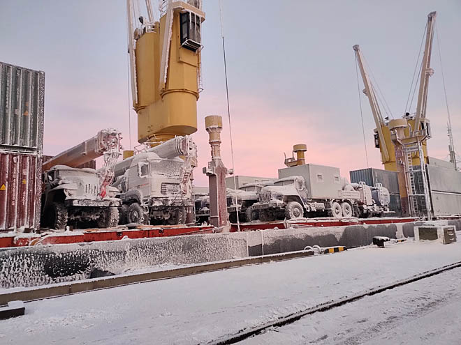 Грузы и палубы теплоходов сильно обледенели, поэтому при обработке судов особое внимание уделялось вопросам безопасности.