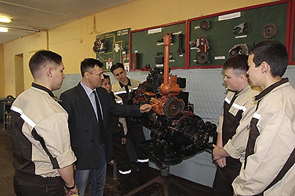 Занятия в группе технического обслуживания автомобилей ведёт мастер производственного обучения Юрий Крутько. ФОТО: ИЗ АРХИВА ЧУКОТСКОГО СЕВЕРО-ВОСТОЧНОГО ТЕХНИКУМА Занятия в группе технического обслуживания автомобилей ведёт мастер производственного обучения Юрий Крутько. ФОТО: ИЗ АРХИВА ЧУКОТСКОГО СЕВЕРО-ВОСТОЧНОГО ТЕХНИКУМА