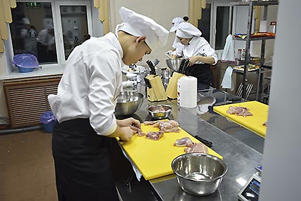 Артём Трофимов из Певека, победитель V регионального чемпионата «Молодые профессионалы» по компетенции «Поварское дело», выполняет конкурсные задания. ФОТО: ИЗ АРХИВА ЧУКОТСКОГО СЕВЕРО-ЗАПАДНОГО ТЕХНИКУМА Артём Трофимов из Певека, победитель V регионального чемпионата «Молодые профессионалы» по компетенции «Поварское дело», выполняет конкурсные задания. ФОТО: ИЗ АРХИВА ЧУКОТСКОГО СЕВЕРО-ЗАПАДНОГО ТЕХНИКУМА