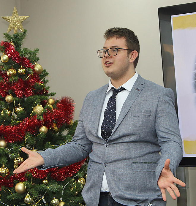 Одним из ярких выступлений на поэтическом вечере стало прочтение стихотворения «Это неправда!» Виктора Кеулькута единственным участником старшей возрастной категории конкурса студентом чукотского многопрофильного колледжа Даниилом Грипекиным. Одним из ярких выступлений на поэтическом вечере стало прочтение стихотворения «Это неправда!» Виктора Кеулькута единственным участником старшей возрастной категории конкурса студентом чукотского многопрофильного колледжа Даниилом Грипекиным.