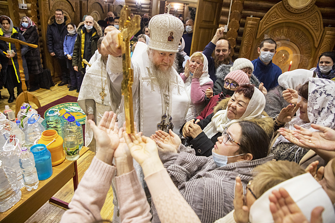 Владыка Ипатий после чина великого освящения воды окропил прихожан святой водой. ФОТО: ВАДИМ МАТВЕИЧЕВ Владыка Ипатий после чина великого освящения воды окропил прихожан святой водой. ФОТО: ВАДИМ МАТВЕИЧЕВ