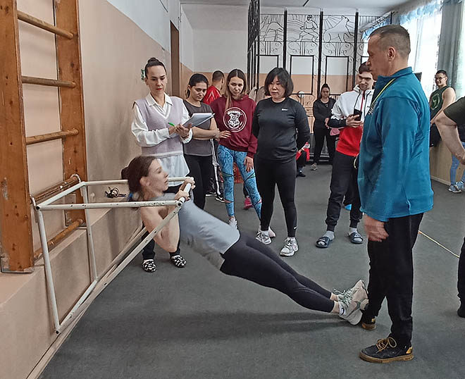 Женщины подтягивались на низкой перекладине, а представители сильного пола – на высокой. Судя по результатам, именно это испытание стало наиболее сложным для участников.