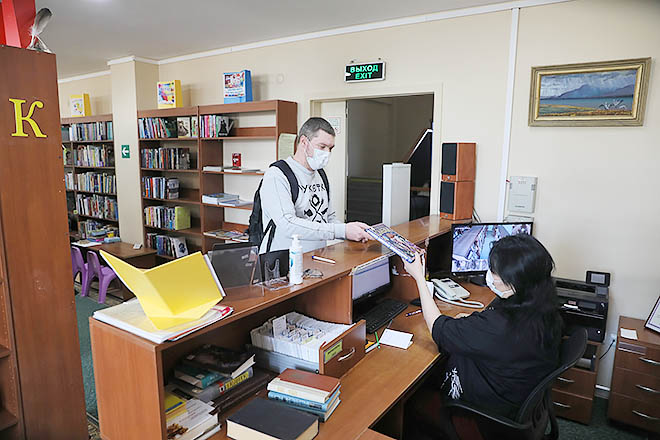 Обычные книги читатели по-прежнему могут брать на дом – по правилам на руки выдаётся до пяти экземпляров на 20 дней, а при необходимости этот срок продлевается по звонку. Так, читатель Александр Лопасов на сей раз выбрал сборник «Волшебные русские сказки» для своих малышей. ФОТО: ВАДИМ МАТВЕИЧЕВ Обычные книги читатели по-прежнему могут брать на дом – по правилам на руки выдаётся до пяти экземпляров на 20 дней, а при необходимости этот срок продлевается по звонку. Так, читатель Александр Лопасов на сей раз выбрал сборник «Волшебные русские сказки» для своих малышей. ФОТО: ВАДИМ МАТВЕИЧЕВ