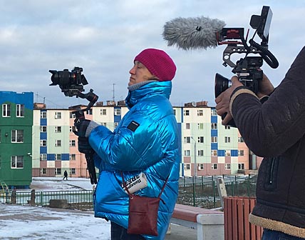 Съёмка одного из эпизодов документального фильма «Вера на краю света» в Певеке. ФОТО: РАИСА ТИМОШЕНКО Съёмка одного из эпизодов документального фильма «Вера на краю света» в Певеке. ФОТО: РАИСА ТИМОШЕНКО