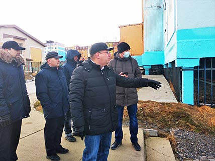 ЯМЫ ЗАКОПАТЬ, СО СТОЛБАМИ РАЗОБРАТЬСЯ