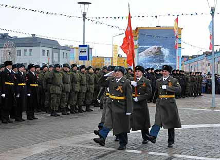 В параде на центральной площади приняли участие военнослужащие в/ч 90099, пограничники, сотрудники полиции, судебные приставы и сводная колонна зарничников образовательных учреждений Анадыря. Знамённую группу и почётный караул сформировали военнослужащие в/ч 51470. ФОТО: МИХАИЛ ГЕРМАШОВ В параде на центральной площади приняли участие военнослужащие в/ч 90099, пограничники, сотрудники полиции, судебные приставы и сводная колонна зарничников образовательных учреждений Анадыря. Знамённую группу и почётный караул сформировали военнослужащие в/ч 51470. ФОТО: МИХАИЛ ГЕРМАШОВ