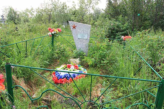 На месте скромного памятника лейтенанту Новгородскому и капитану Шведову появятся гранитные надгробия. ФОТО: ИЗ АРХИВА АДМИНИСТРАЦИИ СЕЛА МАРКОВО На месте скромного памятника лейтенанту Новгородскому и капитану Шведову появятся гранитные надгробия. ФОТО: ИЗ АРХИВА АДМИНИСТРАЦИИ СЕЛА МАРКОВО