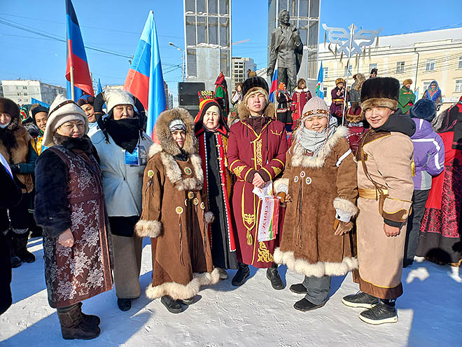 Надежда Ионова и Нелля Омрынто (в кухлянках) во время шествия в национальных костюмах у памятника основоположнику якутской литературы Платону Ойунскому. ФОТО: ИЗ АРХИВА НАДЕЖДЫ ИОНОВОЙ