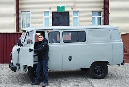 Новый автомобиль достался молодому водителю Игорю Автонову, который до службы в армии работал в Центре культуры. Служил он водителем и ему хорошо знакомы особенности эксплуатации отечественного внедорожного микроавтобуса. ФОТО: НАТАЛЬЯ ГРИГОРЬЕВА Новый автомобиль достался молодому водителю Игорю Автонову, который до службы в армии работал в Центре культуры. Служил он водителем и ему хорошо знакомы особенности эксплуатации отечественного внедорожного микроавтобуса. ФОТО: НАТАЛЬЯ ГРИГОРЬЕВА