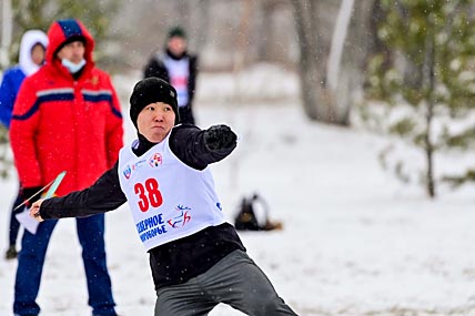Самым заметным достижением чукотских спортсменов на чемпионате России по северному многоборью стало успешное выступление Вадима Анака (нагрудный номер 38) в дисциплине по метанию топора, где он выполнил норматив кандидата в мастера спорта, тогда как другой участник нашей команды Олег Эттон (нагрудный номер 27) это звание уже имеет. ФОТО: KRASCSP.RU Самым заметным достижением чукотских спортсменов на чемпионате России по северному многоборью стало успешное выступление Вадима Анака (нагрудный номер 38) в дисциплине по метанию топора, где он выполнил норматив кандидата в мастера спорта, тогда как другой участник нашей команды Олег Эттон (нагрудный номер 27) это звание уже имеет. ФОТО: KRASCSP.RU