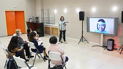 Рассмотреть корону можно было на презентации в Доме народного творчества Анадыря, где своими впечатлениями от работы поделилась и автор эскиза, студентка ЧМК Надежда Ионова. ФОТО: ПРЕСС-СЛУЖБА ПРАВИТЕЛЬСТВА ЧУКОТСКОГО АО Рассмотреть корону можно было на презентации в Доме народного творчества Анадыря, где своими впечатлениями от работы поделилась и автор эскиза, студентка ЧМК Надежда Ионова. ФОТО: ПРЕСС-СЛУЖБА ПРАВИТЕЛЬСТВА ЧУКОТСКОГО АО