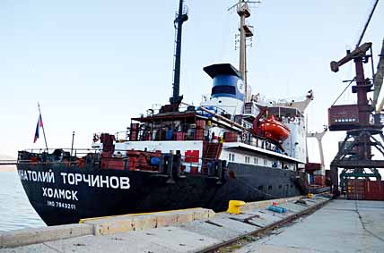 15 июня теплоход «Анатолий Торчинов» стал под разгрузку у причала Провиденского морпорта. Провиденцы оперативно обработали 900 тонн груза, в числе которых 500 тонн – продукты питания, около 400 тонн – строительные материалы. В четверг, 16 июня, во второй половине дня «Анатолий Торчинов» взял курс на Анадырь. ФОТО: СВЕТЛАНА МУСИЯКА 15 июня теплоход «Анатолий Торчинов» стал под разгрузку у причала Провиденского морпорта. Провиденцы оперативно обработали 900 тонн груза, в числе которых 500 тонн – продукты питания, около 400 тонн – строительные материалы. В четверг, 16 июня, во второй половине дня «Анатолий Торчинов» взял курс на Анадырь. ФОТО: СВЕТЛАНА МУСИЯКА
