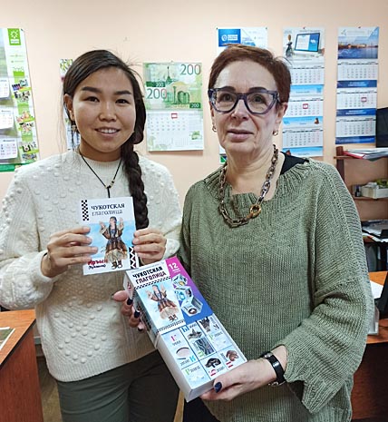 Директор Чаунского краеведческого музея Валерия Швец-Шуст (справа) и редактор проекта «Чукотская глаголица» Евгения Рольтынтонау с первым экземпляром уникального издания. ФОТО: ИЗ АРХИВА ВАЛЕРИИ ШВЕЦ-ШУСТ Директор Чаунского краеведческого музея Валерия Швец-Шуст (справа) и редактор проекта «Чукотская глаголица» Евгения Рольтынтонау с первым экземпляром уникального издания. ФОТО: ИЗ АРХИВА ВАЛЕРИИ ШВЕЦ-ШУСТ