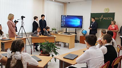 Педагог дополнительного образования Олег Кузякин рассказал школьникам о возможностях квадрокоптера, цифровых видеокамер и поделился идеей создания школьного телевидения. Педагог дополнительного образования Олег Кузякин рассказал школьникам о возможностях квадрокоптера, цифровых видеокамер и поделился идеей создания школьного телевидения.