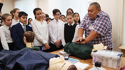 Преподаватель основ безопасности жизнедеятельности Юрий Аллев демонстрирует на манекене с электронными датчиками приёмы оказания первой помощи человеку. Преподаватель основ безопасности жизнедеятельности Юрий Аллев демонстрирует на манекене с электронными датчиками приёмы оказания первой помощи человеку.