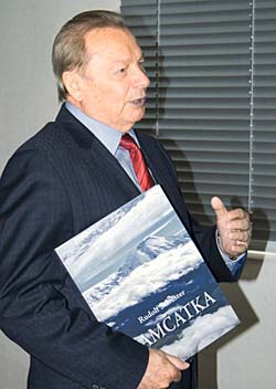 По итогам прошлогодней поездки на Камчатку Рудольф Шустер издал книгу с фотографиями и выпустил 26-мину-тный фильм для словацкого телевидения. Сейчас его творческие планы связаны с Чукоткой. ФОТО: Из архива Рудольфа ШУСТЕРА По итогам прошлогодней поездки на Камчатку Рудольф Шустер издал книгу с фотографиями и выпустил 26-мину-тный фильм для словацкого телевидения. Сейчас его творческие планы связаны с Чукоткой. ФОТО: Из архива Рудольфа ШУСТЕРА