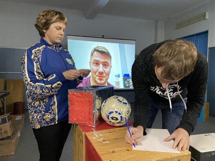 НА КИБЕРФУТБОЛЬНОМ ПОЛЕ