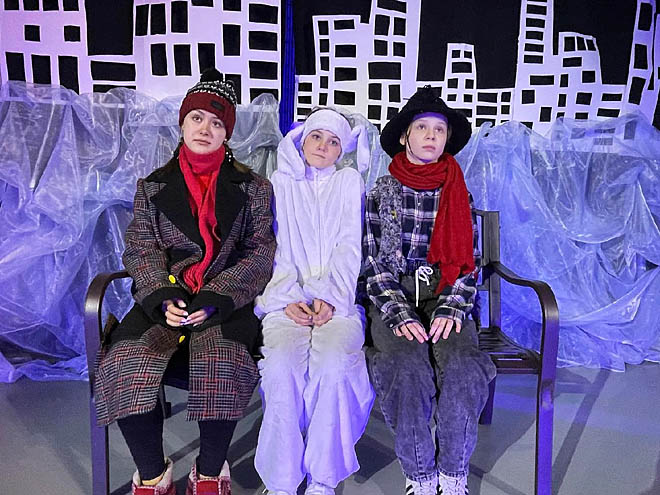 Уличные обитатели «Городской сказки» у юных актёров получились грустными, но очень добрыми. ФОТО: ИЗ АРХИВА ТЕАТРА «ДА!» Уличные обитатели «Городской сказки» у юных актёров получились грустными, но очень добрыми. ФОТО: ИЗ АРХИВА ТЕАТРА «ДА!»