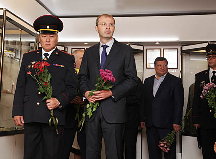 Роман Копин и Аяс Кандан возложили цветы к мемориальным стендам, посвящённым сотрудникам, погибшим при исполнении служебных обязанностей. ФОТО: ВИТАЛИЙ БОРИСЕНКО Роман Копин и Аяс Кандан возложили цветы к мемориальным стендам, посвящённым сотрудникам, погибшим при исполнении служебных обязанностей. ФОТО: ВИТАЛИЙ БОРИСЕНКО