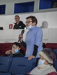 После просмотра фильма жители окружной столицы, общаясь с режиссёром, делились впечатлениями. Некоторые вспомнили своё детство, когда так же, как и герои анимационной части картины, собирали яйца на птичьем базаре. После просмотра фильма жители окружной столицы, общаясь с режиссёром, делились впечатлениями. Некоторые вспомнили своё детство, когда так же, как и герои анимационной части картины, собирали яйца на птичьем базаре.