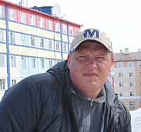 Олег Хечоян родился в Днепропетровской области. Еще в детстве родители привезли его на Чукотку, в Иультинский район. В 15-летнем возрасте вернулся на Украину, затем отслужил в армии, женился. И возвратился на Чукотку, которую считает своей родиной. Окончил инженерно-экономическую академию по специальности «муниципальное управление» и строительный институт. В новых экономических условиях стал применять свои знания на практике и реализовывать себя в бизнесе.