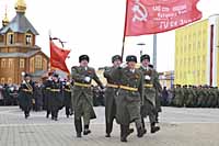 Впереди парадного строя воинов Анадырского гарнизона колышется Знамя Победы, которое по традиции выносят в начале праздника. Впереди парадного строя воинов Анадырского гарнизона колышется Знамя Победы, которое по традиции выносят в начале праздника.