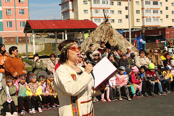 Галина Солодкова выступила ведущей праздника. Пять лет назад именно по её инициативе в «Сказке» первый раз отметили Хэбденек. С тех пор этот летний праздник встречают ежегодно. ФОТО: МИХАИЛ ГЕРМАШОВ Галина Солодкова выступила ведущей праздника. Пять лет назад именно по её инициативе в «Сказке» первый раз отметили Хэбденек. С тех пор этот летний праздник встречают ежегодно. ФОТО: МИХАИЛ ГЕРМАШОВ