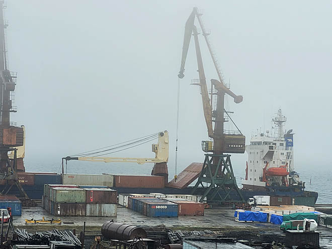 Теплоход «Билибино» стал 22 июня под разгрузку в порту Провидения в условиях сильнейшего тумана, что, впрочем, не помешало докерам оперативно обработать 600 тонн доставленного судном груза. ФОТО: ДМИТРИЙ ОЛЬХОВИК Теплоход «Билибино» стал 22 июня под разгрузку в порту Провидения в условиях сильнейшего тумана, что, впрочем, не помешало докерам оперативно обработать 600 тонн доставленного судном груза. ФОТО: ДМИТРИЙ ОЛЬХОВИК