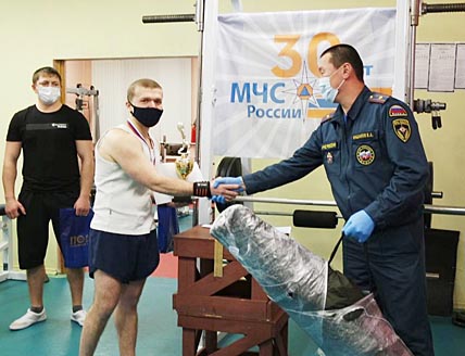 Майор Виталий Мацаков вручил победителю соревнований Максиму Ковешникову главный приз – туристическую палатку. ФОТО: НАТАЛЬЯ ГРИГОРЬЕВА Майор Виталий Мацаков вручил победителю соревнований Максиму Ковешникову главный приз – туристическую палатку. ФОТО: НАТАЛЬЯ ГРИГОРЬЕВА