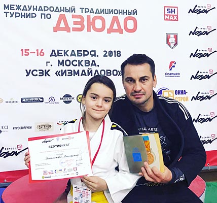 На крупных турнирах спортсменка с Чукотки не упускает возможности сфотографироваться с известными дзюдоистами. Екатерина с Дмитрием Носовым – тоже бронзовым призёром, но уже Олимпийских игр в Афинах 2004 года. ФОТО: ИЗ АРХИВА ДЕНИСА САПОЖНИКОВА На крупных турнирах спортсменка с Чукотки не упускает возможности сфотографироваться с известными дзюдоистами. Екатерина с Дмитрием Носовым – тоже бронзовым призёром, но уже Олимпийских игр в Афинах 2004 года. ФОТО: ИЗ АРХИВА ДЕНИСА САПОЖНИКОВА