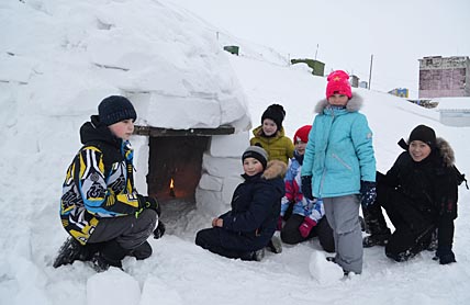 СНЕГ ПОРЕЗАЛИ НА ИГЛУ