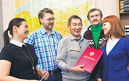 Иван Омрувье за свою долгую жизнь был удостоен множества наград. Одну из них – Благодарственное письмо Президента России – он получил накануне 2014 года. Кстати, на фото присутствует и автор этой статьи – Сергей Васильев (второй справа). ФОТО: МИХАИЛ ГЕРМАШОВ Иван Омрувье за свою долгую жизнь был удостоен множества наград. Одну из них – Благодарственное письмо Президента России – он получил накануне 2014 года. Кстати, на фото присутствует и автор этой статьи – Сергей Васильев (второй справа). ФОТО: МИХАИЛ ГЕРМАШОВ