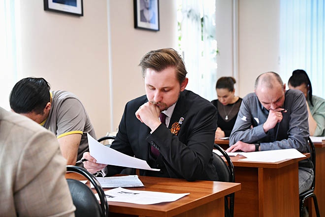 Одной из 35 тысяч площадок «Диктанта Победы» в нашей стране стала Публичная библиотека имени Тана-Богораза в Анадыре, где на вопросы теста отвечали более 100 северян, сошедшихся во мнении, что акция помогает лучше узнавать героическую историю России. ФОТО: АЛЕКСАНДР ШИМОТКИН Одной из 35 тысяч площадок «Диктанта Победы» в нашей стране стала Публичная библиотека имени Тана-Богораза в Анадыре, где на вопросы теста отвечали более 100 северян, сошедшихся во мнении, что акция помогает лучше узнавать героическую историю России. ФОТО: АЛЕКСАНДР ШИМОТКИН